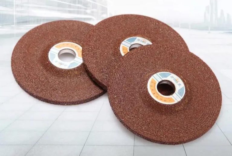 Qual é a diferença entre discos de corte e discos de rebolo?